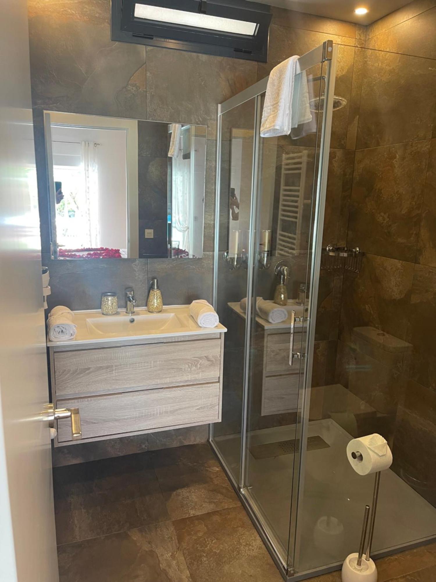 Homestay Piscina: Privado Con Sofá Cama *